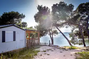Autocamp Miran - Mobilheim mit überdachter Veranda am Ufer der Mittelmeerbucht