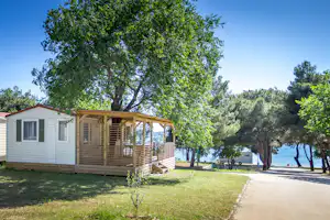 Autocamp Miran - Mobilheim unter Bäumen auf dem Campingplatz