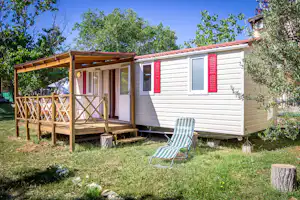 Autocamp Miran - Mobilheoim mit überdachter Veranda auf dem Campingplatz