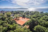Autocamp Miran - Tennisplätze auf dem Campingplatz mit der Bucht des Mittelmeeres im Hintergrund