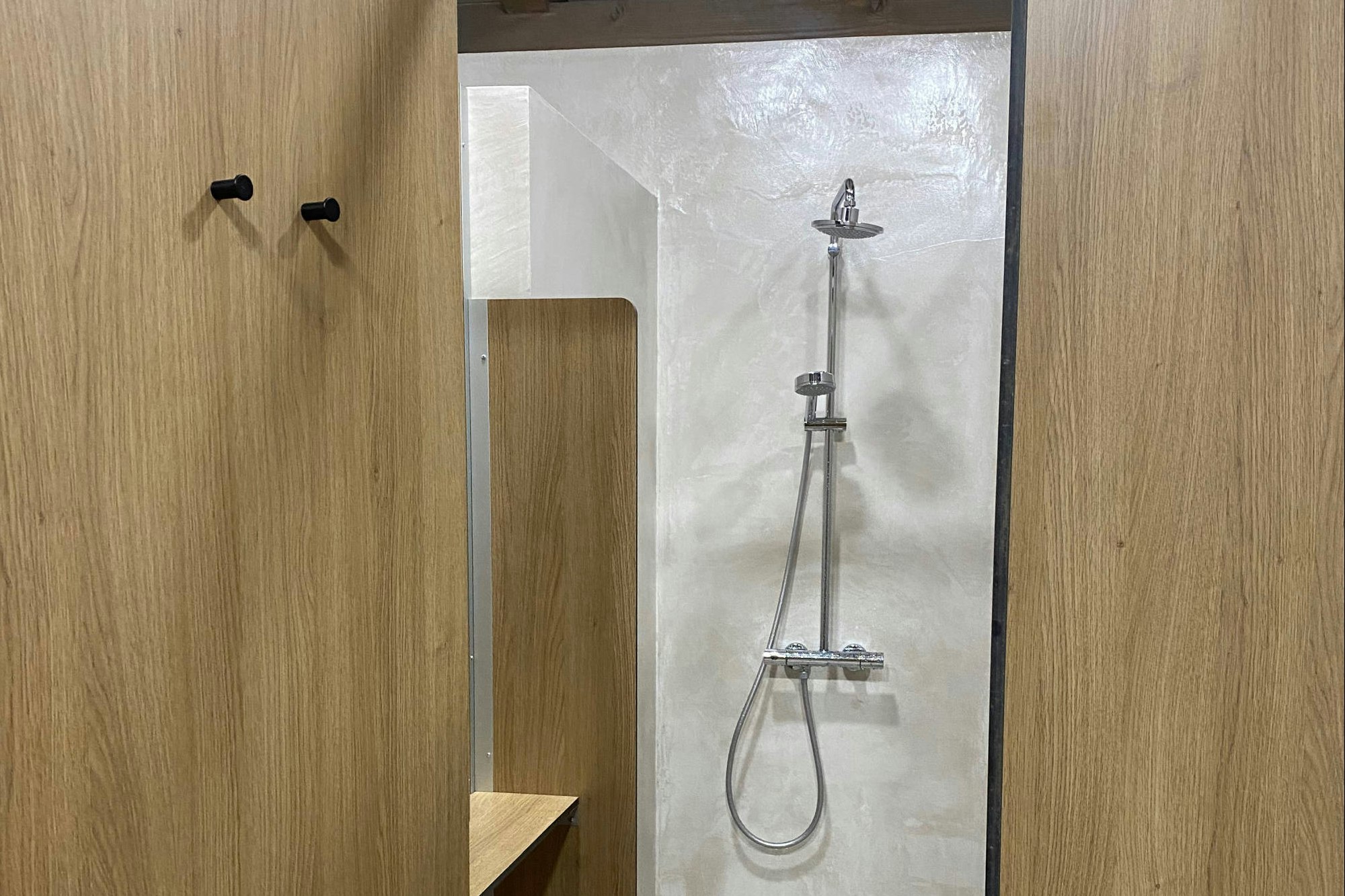 Autocamp Moče - Duschkabine im Sanitärgebäude des Campingplatzes