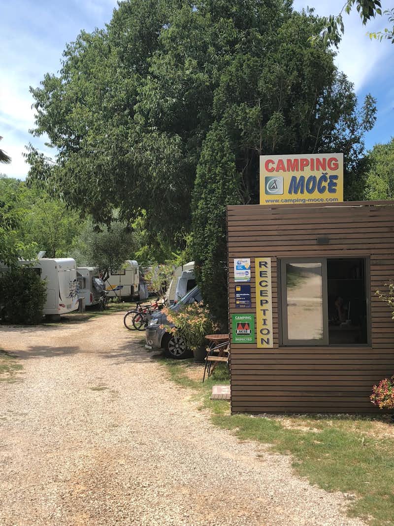 Autocamp Moče - Campingplatz Rezeption im Grünen 