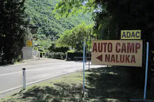 Autocamp Naluka - Eingang des Campingplatzes