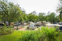Aminess Atea Camping Resort - Wohnmobil- und  Wohnwagenstellplätze im Grünen auf dem Campingplatz