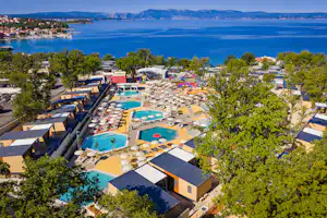 Aminess Style Camping Atea Resort - Luftaufnahme des Campingplatzes mit Freibad