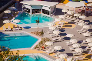 Aminess Style Camping Atea Resort - Pool im Freien mit Liegestühlen und Sonnenschirmen