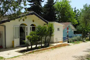 Autocamp Nordsee - Das Sanitärgebäude auf dem Campingplatz von aussen