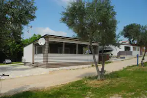 Autocamp Nordsee - Mobilheim an einer Strasse auf dem Campinplatz