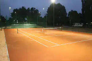 Autocamp Oaza - Tennisplatz auf dem Campingplatz am Abend