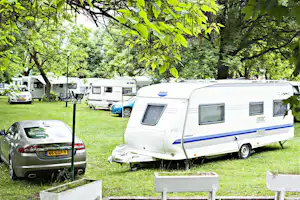 Autocamp Oaza - Wohnwagenstellplatz und Wohnmobilstellplatz im Grünen zwischen Bäumen