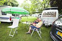 Autocamp Oaza  - Camper auf dem Stellplatz vom Campingplatz im Grünen