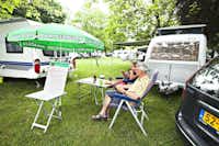 Autocamp Oaza  - Camper auf dem Stellplatz vom Campingplatz im Grünen