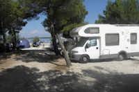 Autocamp Pisak - Wohnmobil auf einem Stellplatz mit dem Mittelmeer im Hintergrund
