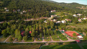Autocamp Plivsko jezero - Vogelperspektive auf den Campingplatz mit Blick auf die Tennisplätze