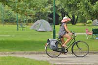 Autocamp Plivsko jezero - Camperin auf Fahrrad vor der Zeltwiese