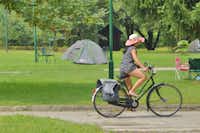 Autocamp Plivsko jezero - Camperin auf Fahrrad vor der Zeltwiese