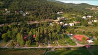 Autocamp Plivsko jezero - Vogelperspektive auf den Campingplatz mit Blick auf die Tennisplätze
