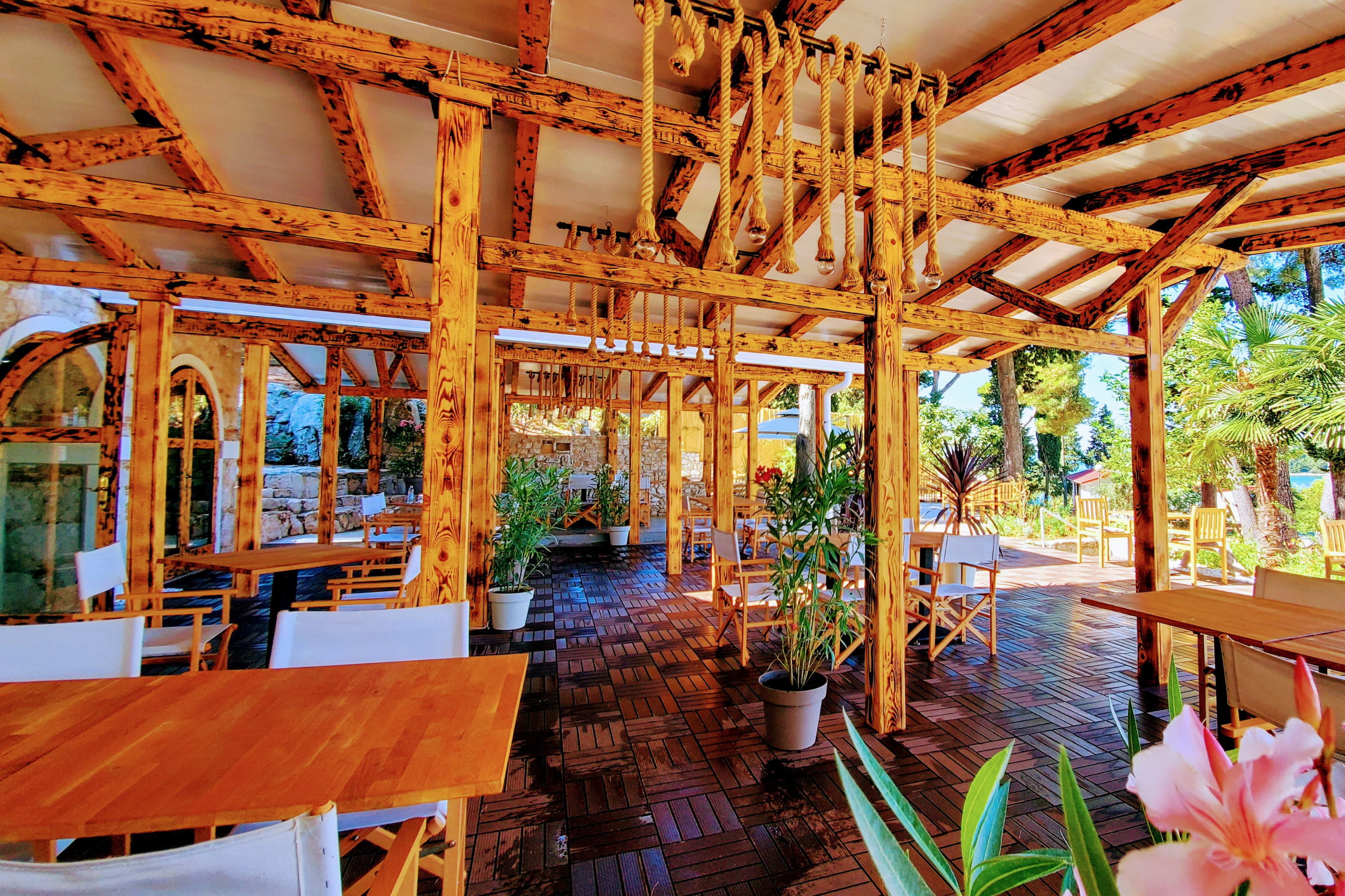 Autocamp Porton Biondi - Restaurant mit Terrasse auf dem Campingplatz