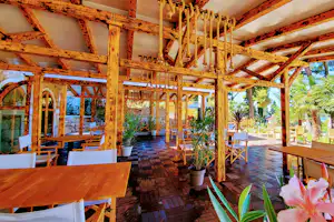 Autocamp Porton Biondi - Restaurant mit Terrasse auf dem Campingplatz