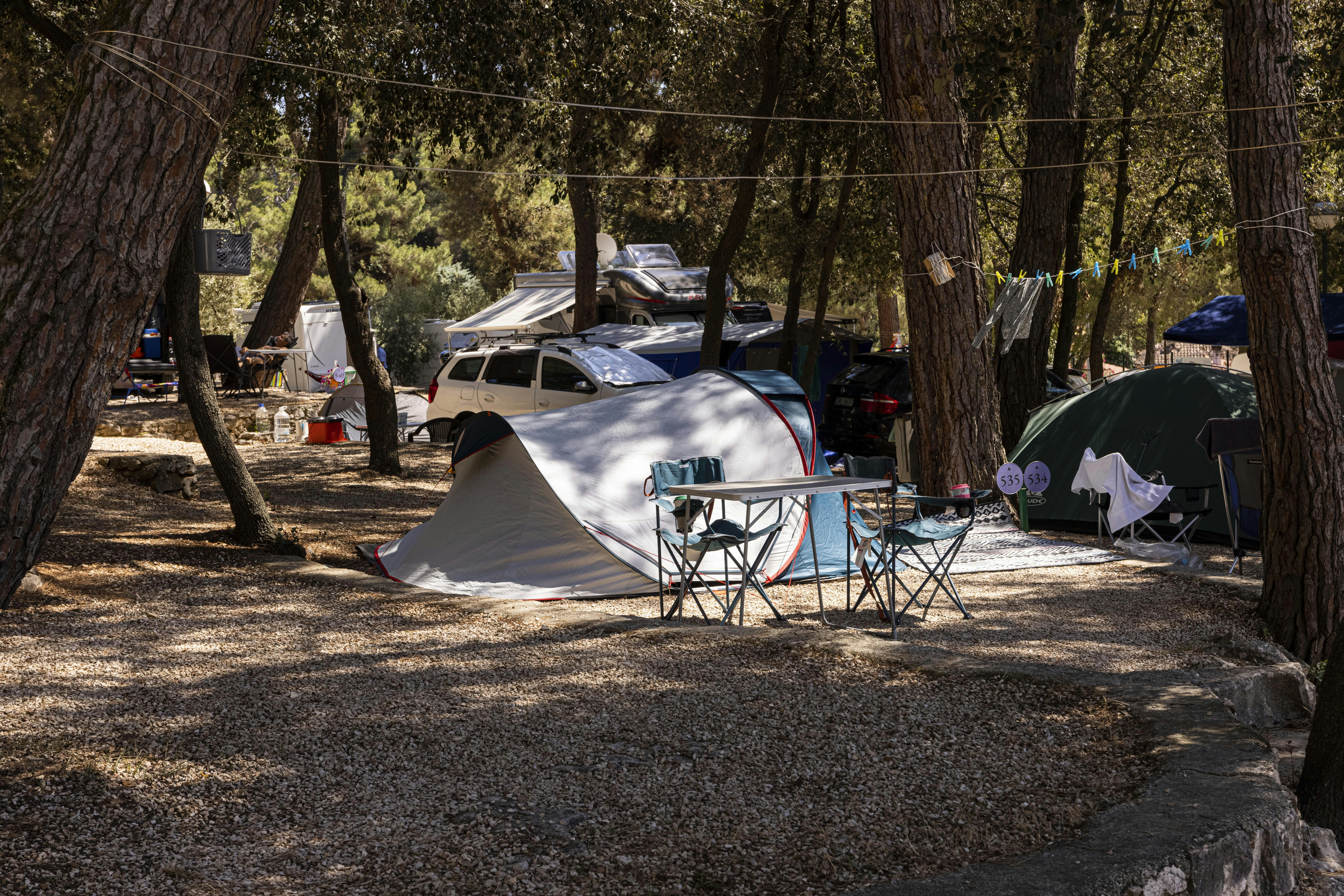 Porton Nature Hideouts - Zeltplätze im Schatten der Bäume