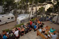 Autocamp Sirena  -  Restaurant mit Terrasse am Wohnwagen- und Zeltstellplatz vom Campingplatz und mit Blick auf das Meer