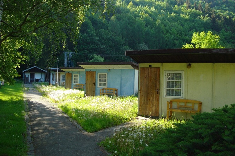 Autocamp Šternberk - Mobilheime des Campingplatzes am Wald
