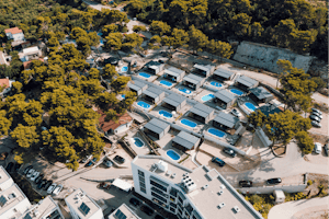 Autocamp Uvala Borova - Luftaufnahme der Mobilheime mit privatem Pool