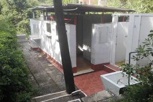 Autocamp Zelenika - Sanitärgebäude vom Campingplatz