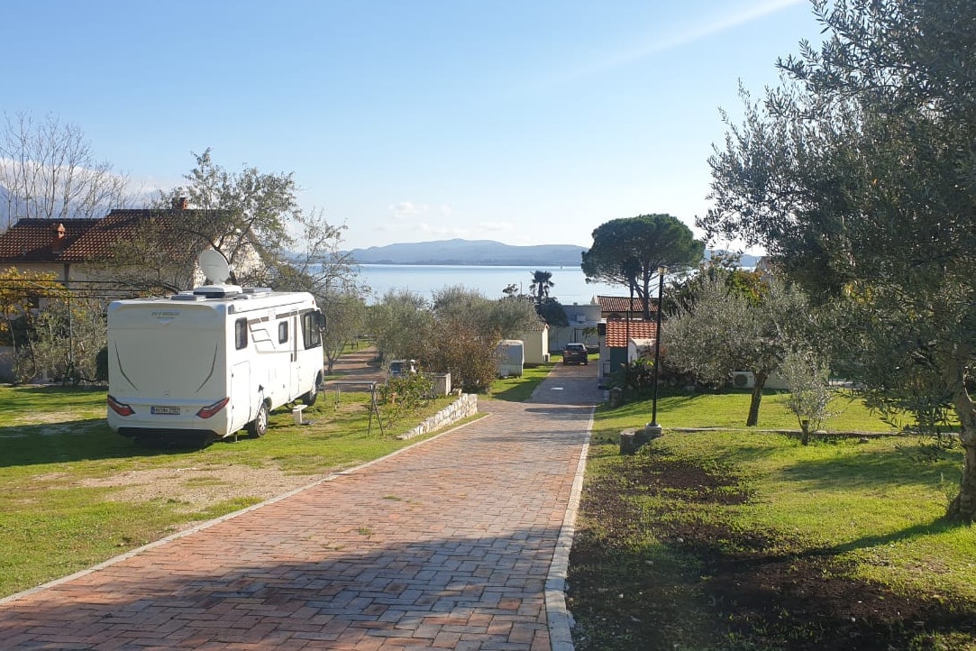 Autocamp Zlokovic - Blick auf den Campingplatz im Grünen
