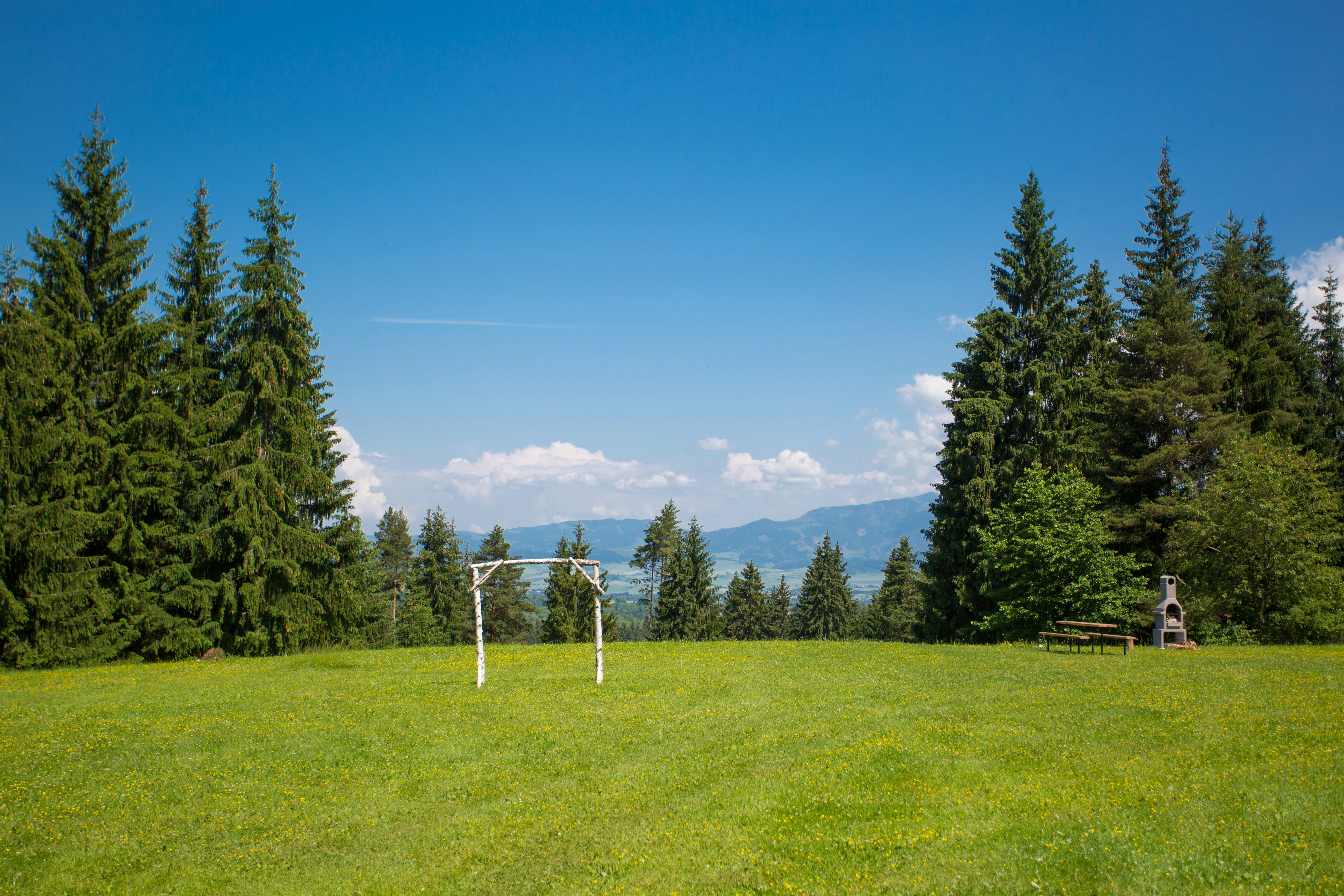 Kemping Bystrina  Autocamping Bystrina - Blick auf die Wiese mit Grillstelle und Picknickbank
