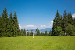 Kemping Bystrina Autocamping Bystrina - Blick auf die Wiese mit Grillstelle und Picknickbank
