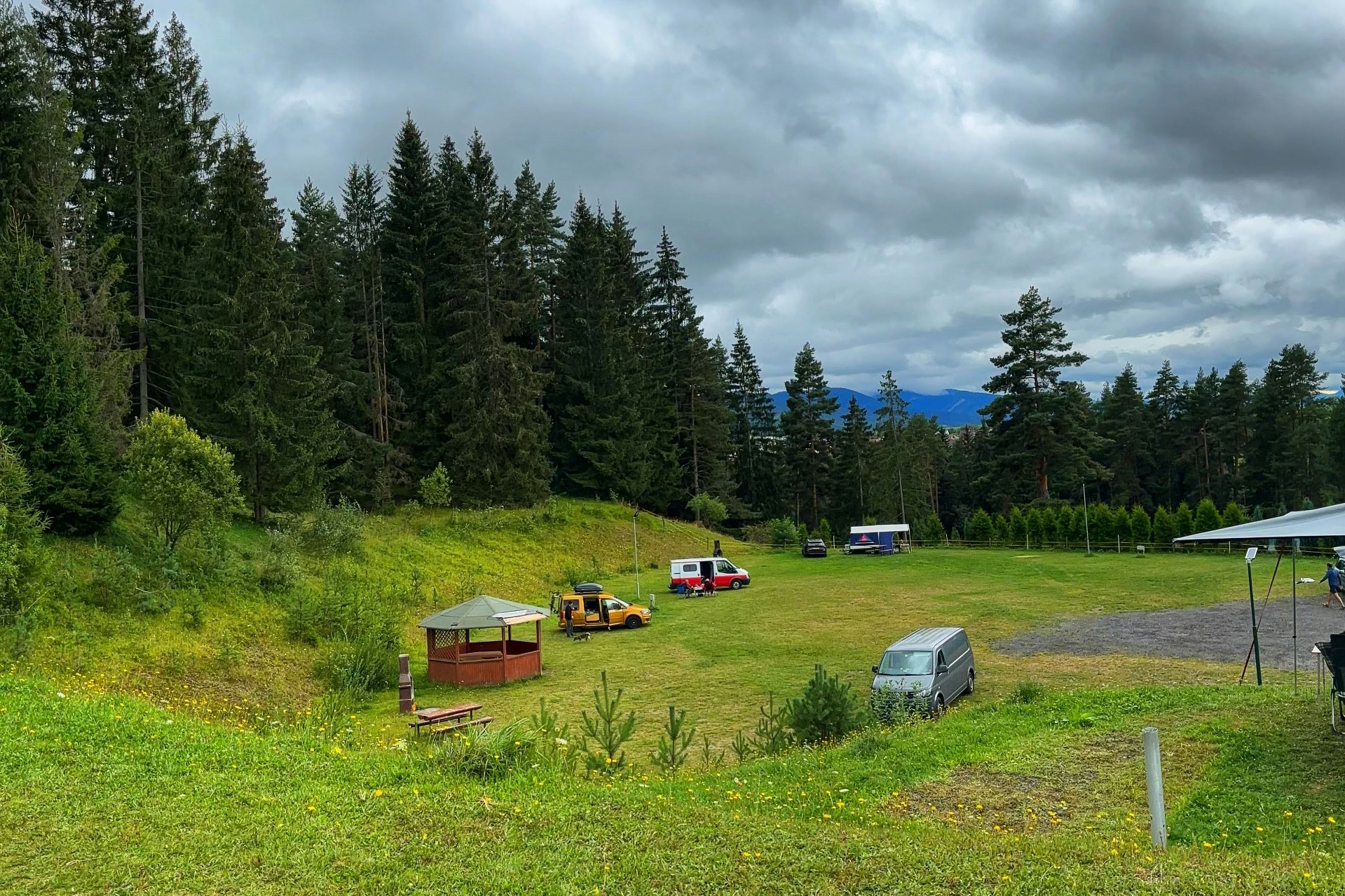 Kemping Bystrina  Autocamping Bystrina - Wohnmobil- und Wohnwagenstandplätze auf der Wiese