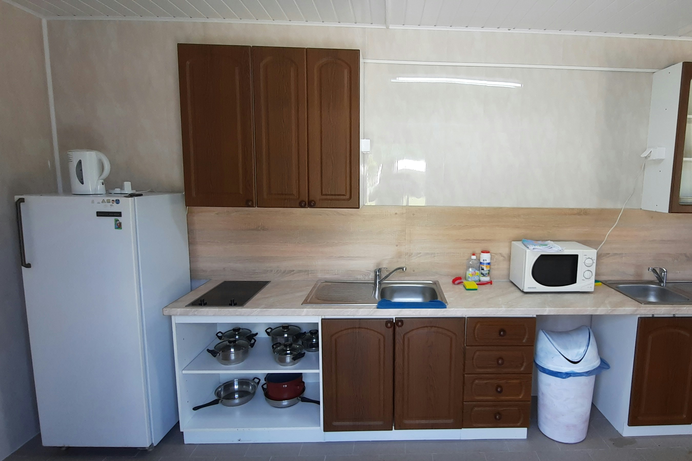 Autocamping Jadran - Novotny - Küche mit Herd und Kühlschrank