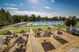 Autocamping Margita-Ilona - Sonnenschirme und Liegestühle mit Blick auf den vom Campingplatz im Grünen