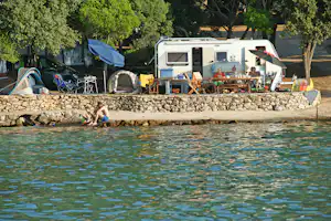 Autocamping Mlaska - schattiger Wohnmobilstellplatz am Meer auf dem Campingplatz