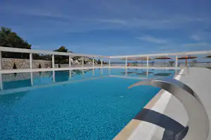 Autocamping Oaza Mira - Campingplatz Pool mit Blick auf die Berge