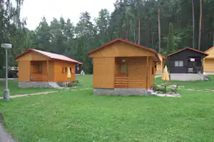 Autocamping Příhrazy - Mobilheim mit Veranda auf der Wiese auf dem Campingplatz