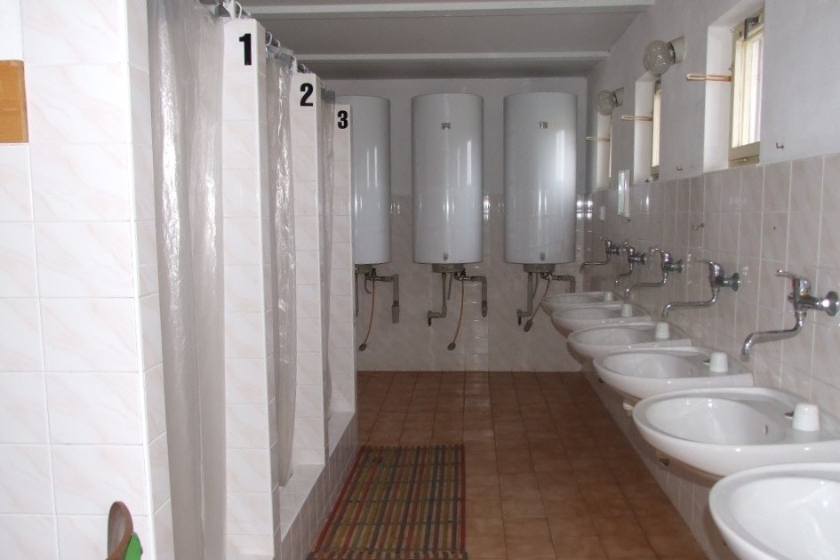 Autocamping Příhrazy - Sanitärgebäude mit Waschbecken, Toiletten und Duschen