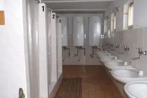 Autocamping Příhrazy - Sanitärgebäude mit Waschbecken, Toiletten und Duschen