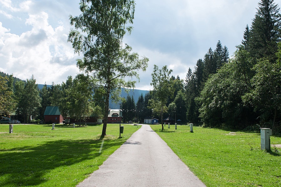 Base Camp Medvědín  Autocamping Špindlerův Mlýn - Blick auf die Stellplätze auf der Wiese