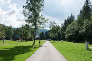Base Camp Medvědín Autocamping Špindlerův Mlýn - Blick auf die Stellplätze auf der Wiese