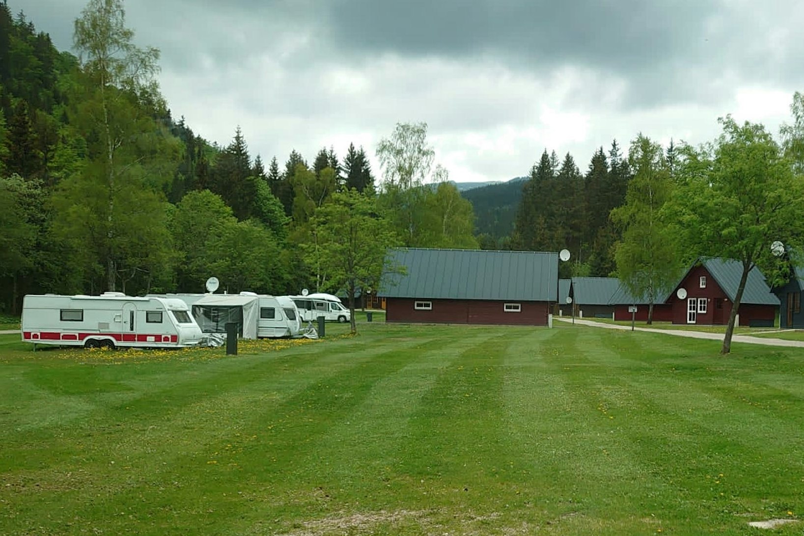 Base Camp Medvědín  Autocamping Špindlerův Mlýn - Stellplätze und Mobilheime auf der Wiese