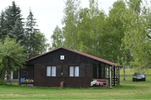 Autocamping Rozkoš - Mobilheim vom Campingplatz zwischen Bäumen