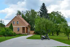 Autocamping Rozkoš - Parkplatz und Hauptgebäude vom Campingplatz