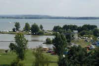Autocamping Rozkoš - Überblick vom Campingplatz und dem See