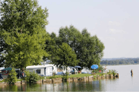 Autocamping Rozkoš - Wohnwagen- und Zeltstellplatz vom Campingplatz mit Blick auf See