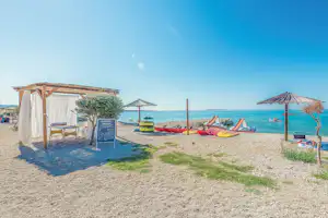 Terra Park Phalaris - Badestrand mit Spielgeräten, Rutschen, Sonnenschirmen und Massageangebot