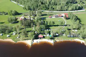 Autokemp Karlovy Dvory II - Luftaufnahme des Campingplatzes mit Blick auf den See