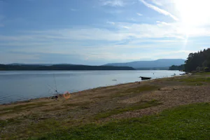 Autokemp Karlovy Dvory II - direkter Zugang vom Campingplatz zum See