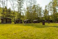 Camping Manínska Tiesňava  - Mobilheime auf der Wiese auf dem Campingplatz